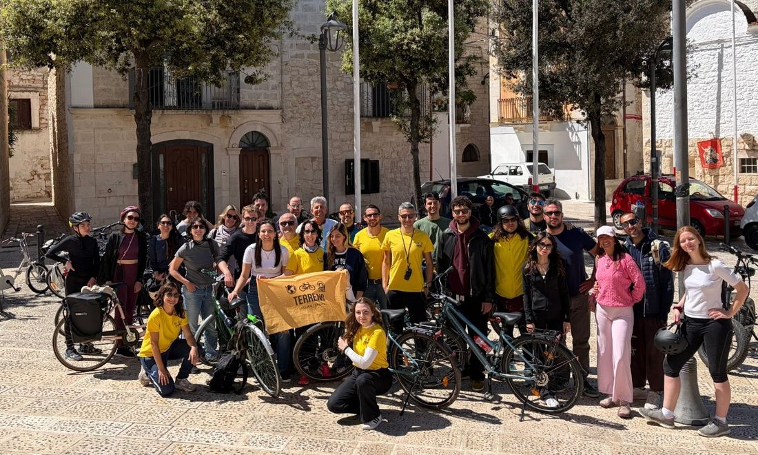 Foto di gruppo con la bandiera di Terreno Cycling Therapy dopo una pedalata